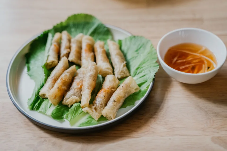 Nồi nước dùng đang sôi trên bếp