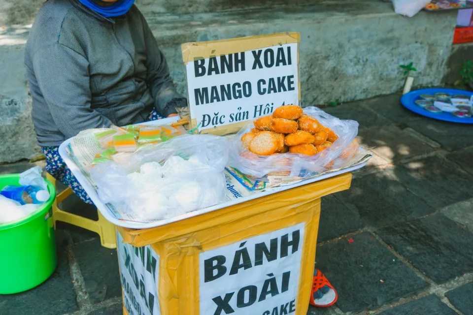 Khách ngồi ăn cơm trưa tại quán